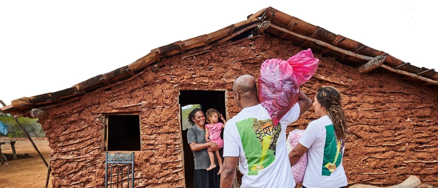 Distribuição de alimentos dos Amigos do Bem no sertão nordestino