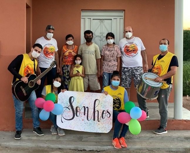 Conheça a história da Priscila, que se emocionou ao ver água em chuveiro pela primeira vez