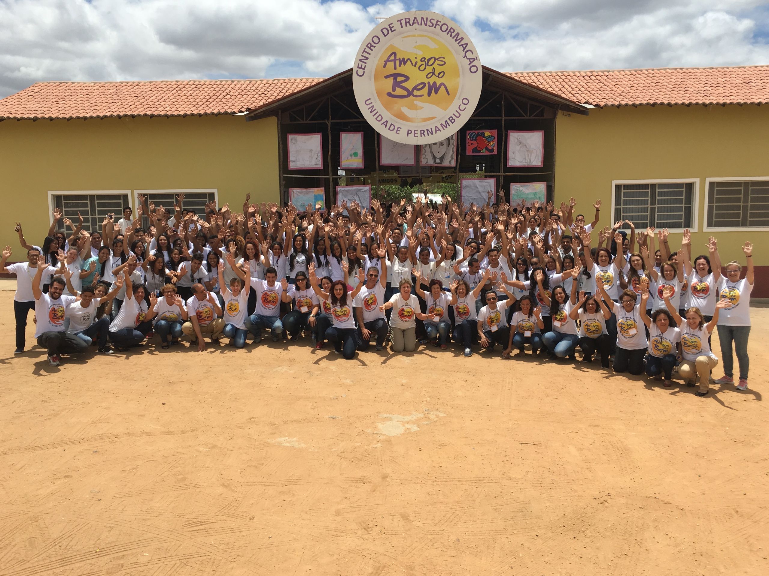 Dia do Voluntário: Amigos do Bem movimenta um dos maiores grupos de voluntários do país